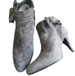 BANDOLINO Gray Suede Leather Ankle Booties with Bow Detail